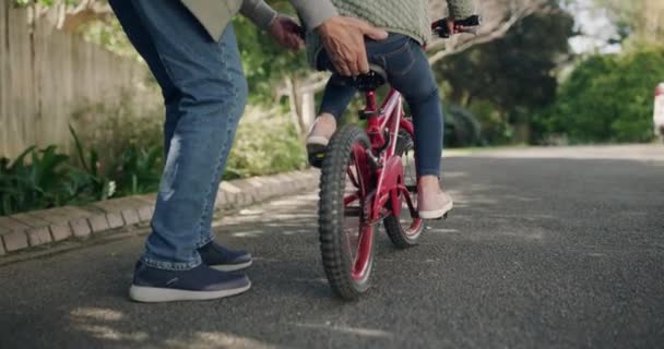 Молодая Девушка Учится Кататься Велосипеде Соседству Любящий Заботливый Гордый Дедушка — стоковое видео