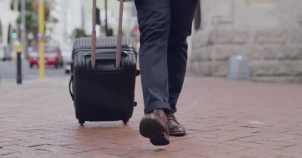 Travel Carry Suit Feet Walking City Man Making His Way — ストック動画