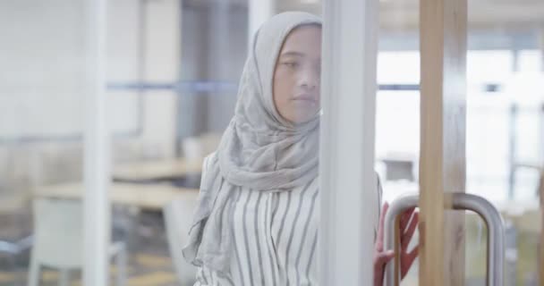 Muslim Manager Walking Inclusive Office Leaving Finished Working Creative Task — Vídeo de Stock