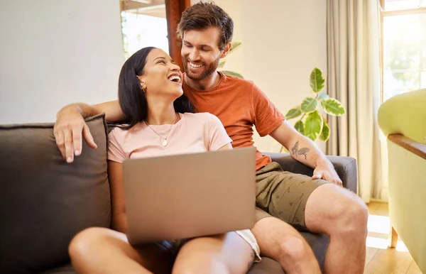 Couple Talking Browsing Laptop While Relaxing Sofa Home Girlfriend Boyfriend — Fotografia de Stock