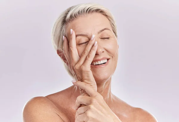 Skincare Wellness Beauty Senior Woman Touching Her Smooth Skin Beautiful — Stockfoto