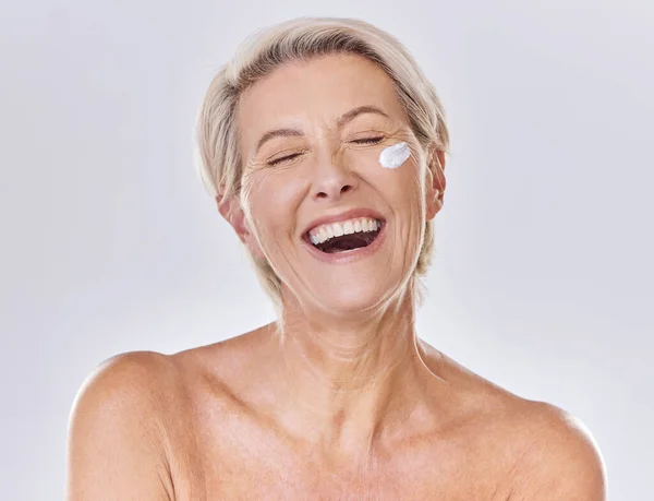 Sunscreen Lotion Moisturizing Senior Woman Face Cream Skin Isolated Studio — Stok Foto