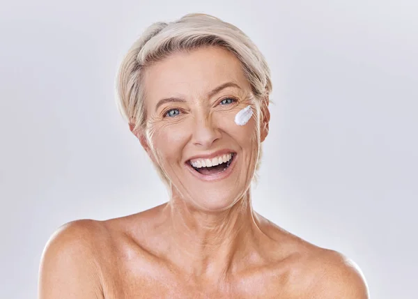 Senior Woman Skin Care Sunscreen Face Wash Cream Skin Happy — ストック写真
