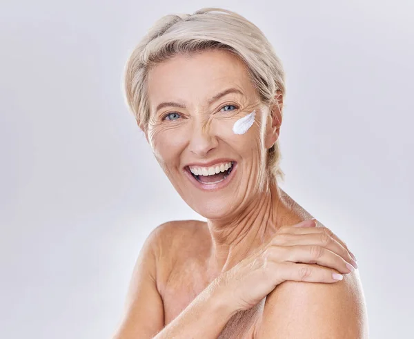 Happy Laughing Sunscreen Skin Care Beauty Model Studio Background Portrait — Stock Photo, Image