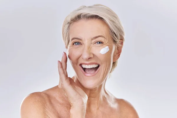 Beauty Skincare Wellness Senior Woman Applying Lotion Sunscreen Serum Her — Stok Foto