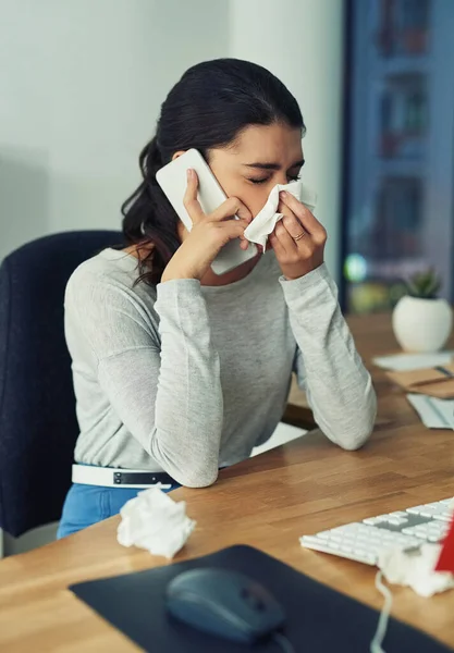 See Doctor Young Businesswoman Blowing Her Nose While Speaking Cellphone — Zdjęcie stockowe