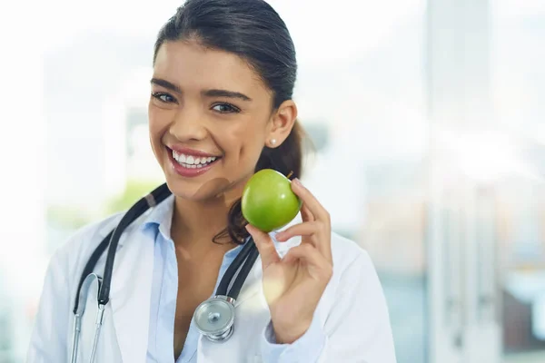 Try Include One Day Your Diet Portrait Young Female Doctor — Fotografia de Stock