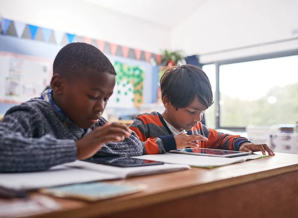 Both Focused Task Elementary School Children Using Tablet Class — Foto Stock