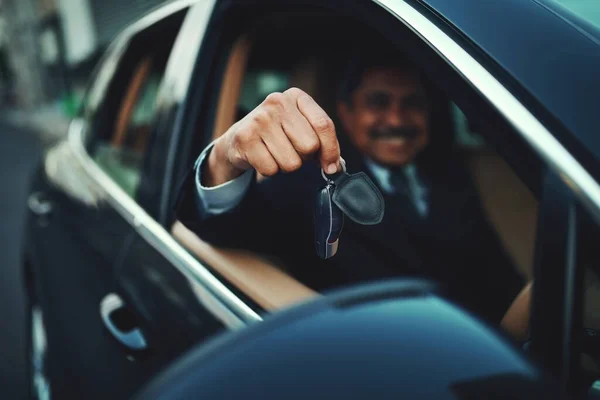 Ready Ride Luxury Businessman Holding Keys Luxury Car — 图库照片