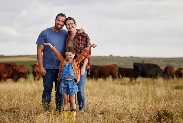 Happy Family Standing Farm Cow Background Vision Growth Industry Portrait — Stock Fotó