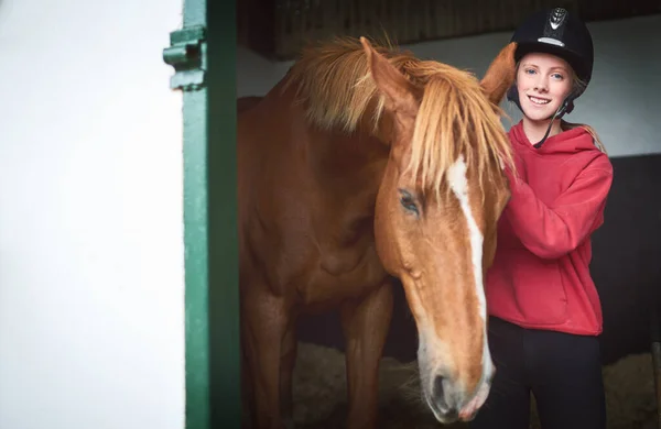 Isnt Beaut Teenage Girl Bonding Her Horse — Stock Photo, Image
