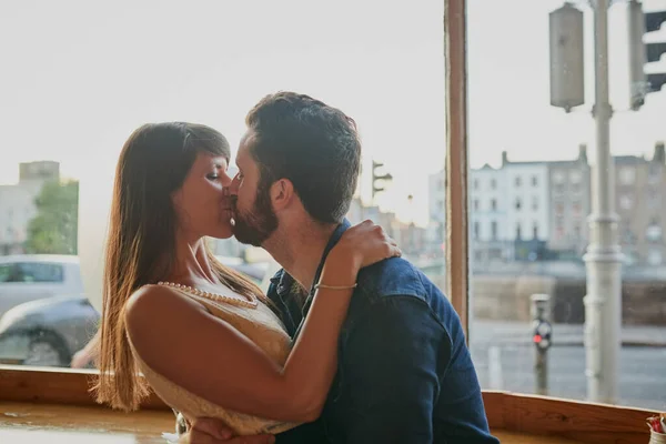 Первый Поцелуй Этом Кафе Ласковая Молодая Пара Целуется Сидя Кафе — стоковое фото