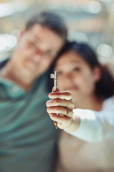 Key Happiness Love Couple Holding Keys Home — Fotografia de Stock