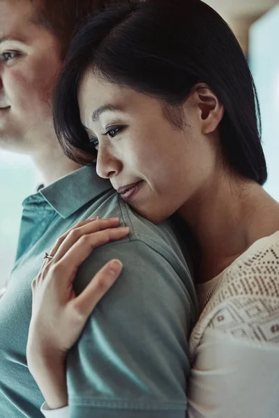 Shoulder Lean Attractive Young Woman Embracing Her Husband — 图库照片