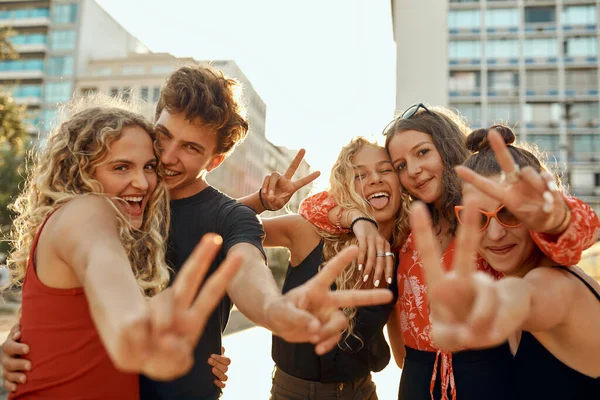 Peace Out Cropped Portrait Group Young Friends Flashing Peace Signs — ストック写真