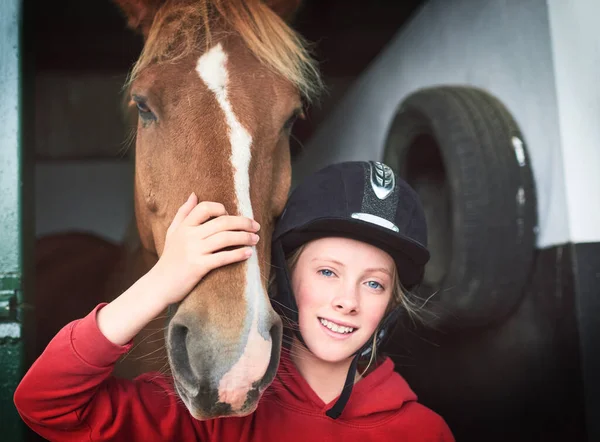 Theres Lot Love Horse Teenage Girl Bonding Her Horse — Stock Photo, Image