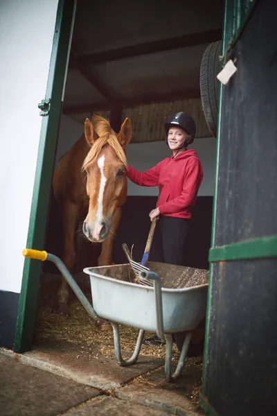 Feel Home Stables Teenage Girl Bonding Her Horse — Stock Photo, Image