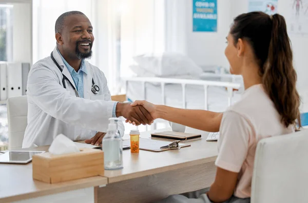 Healthcare Insurance Handshake Doctor Patient Consulting Office Discussing Treatment Plan — Foto Stock