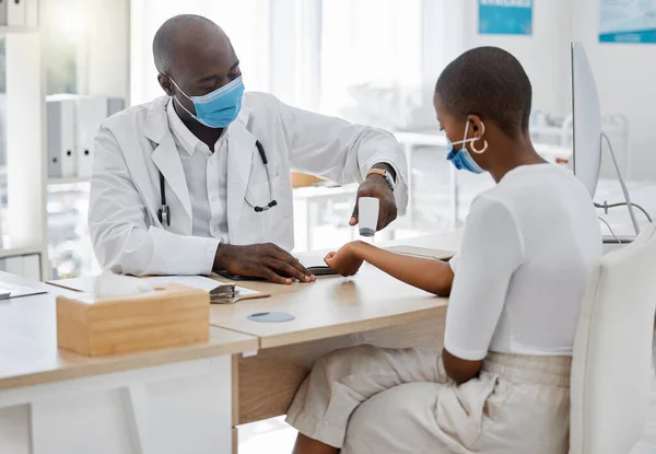 Doctor Doing Covid Wrist Temperature Test Patient Face Mask While — Foto Stock