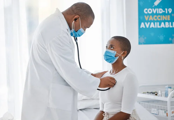 Doctor Listening Heartbeat Covid Patient Breathing Lungs Stethoscope Healthcare Checkup — Foto de Stock