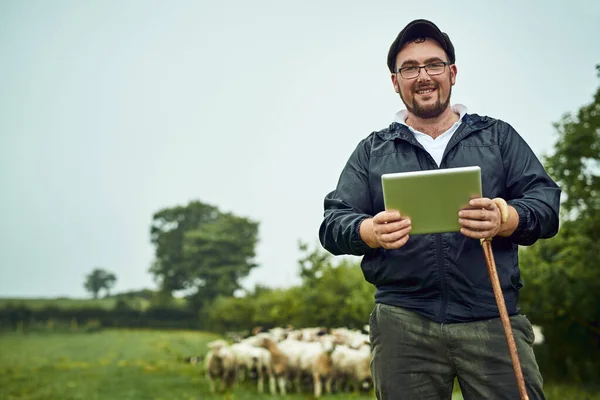 Και Αγρότες Χρειάζονται Τεχνολογία Πορτρέτο Ενός Χαρούμενου Νεαρού Αγρότη Στέκεται — Φωτογραφία Αρχείου