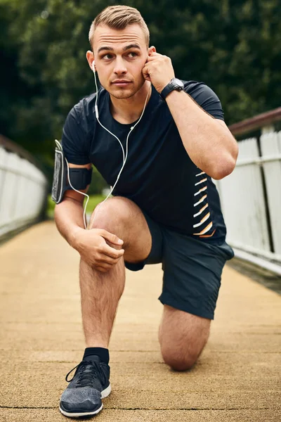 Gear Sporty Young Man Tying His Shoelaces While Exercising Outdoors — Foto de Stock