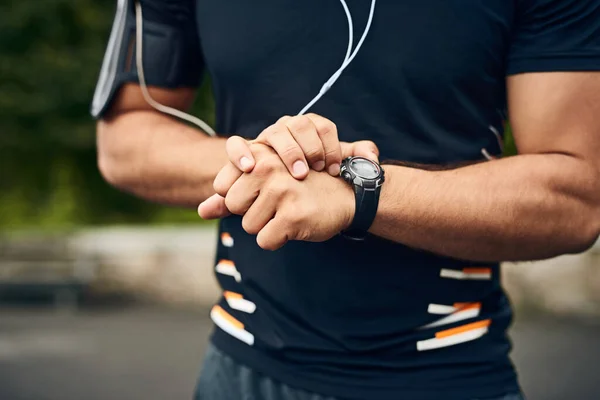 Set Closeup Shot Sporty Young Man Checking His Wristwatch While — Fotografia de Stock