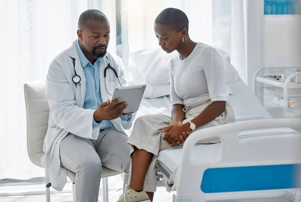 Doctor Consulting Patient Digital Tablet Discussing Diagnosis Medical Checkup Hospital — Fotografia de Stock