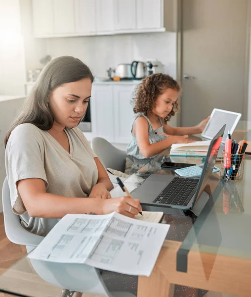 Mother Daughter Being Productive Remote Work Homework Multitasking Kitchen Table —  Fotos de Stock