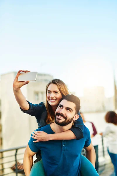Sharing Selfie Later Young Couple Taking Selfie — Foto Stock