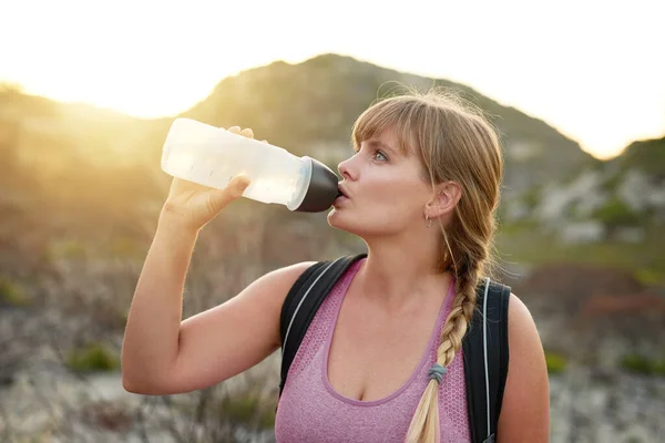 Stopping Quick Refuel Attractive Young Woman Drinking Water While Out — Stock Photo, Image