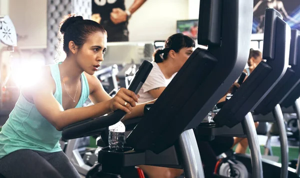 Upping Pace Group Young People Working Out Elliptical Machines Gym — Stockfoto