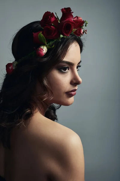 Beauty Inspired Nature Studio Shot Beautiful Young Woman Wearing Floral — Stock Photo, Image