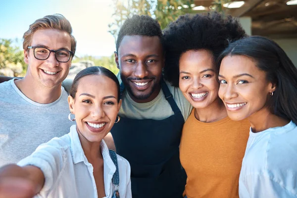 Portrait Diverse Friends Taking Selfie Bonding Enjoying Freedom Outdoors Together — Stockfoto