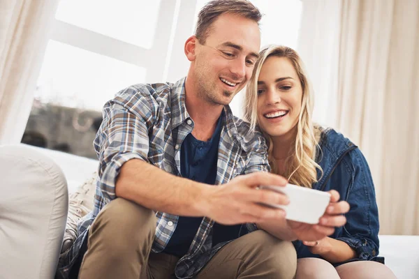 Youve Got Check Out Video Young Couple Using Cellphone Home — Foto Stock