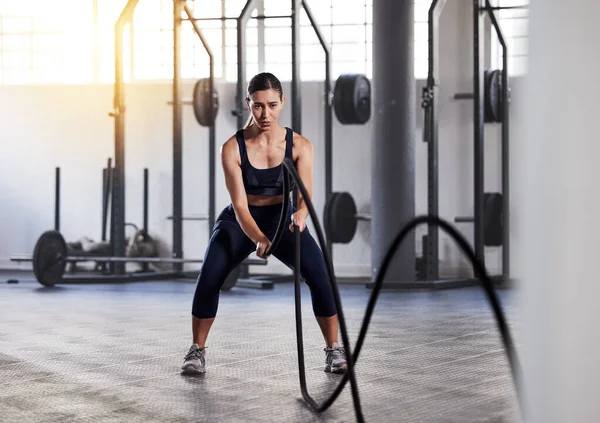 Фітнес Фізичні Вправи Бойові Мотузки Молодою Жінкою Спортсменом Рутинних Тренуваннях — стокове фото