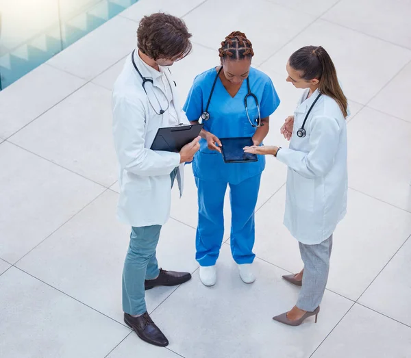 Medical Healthcare Team Doctors Discussing Consulting Patient Diagnosis Treatment Hospital — Stockfoto