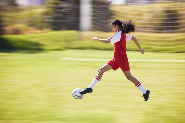 Ποδόσφαιρο Ποδόσφαιρο Και Τρέξιμο Κορίτσι Μια Μπάλα Κάνει Μια Αθλητική — Φωτογραφία Αρχείου