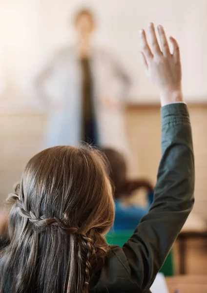Συμμετέχοντας Δραστηριότητες Της Τάξης Ένα Αγνώριστο Χέρι Κοριτσιού Δημοτικού Σχολείου — Φωτογραφία Αρχείου
