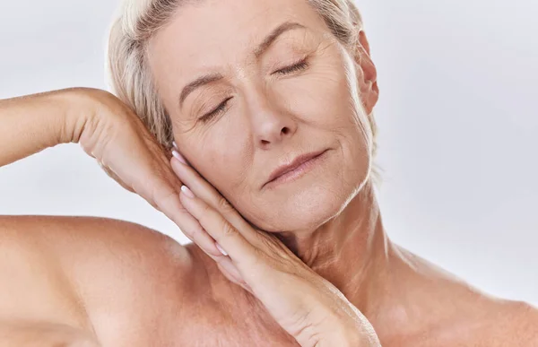 Skincare Beauty Wellness Health Skin Face Senior Woman Studio Purple — Stockfoto