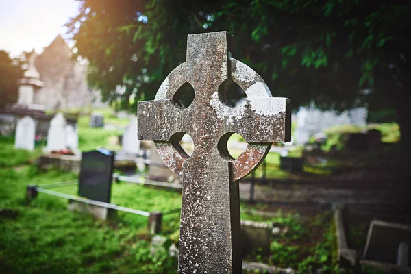 Watching Dearly Departed Gravestone Cemetery — Fotografia de Stock