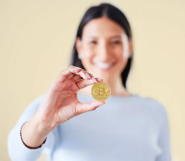 Bitcoin Money Coin Woman Trader Broker Holding Real Cryptocurrency Virtual — Foto de Stock