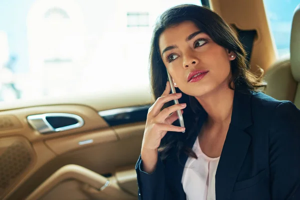 Staying Connected Even Move Attractive Young Woman Call Car — Stockfoto