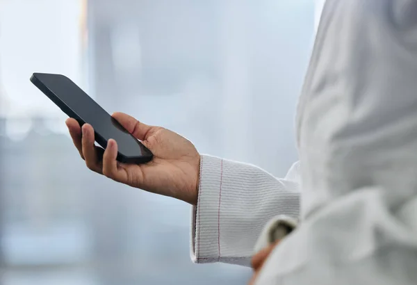 Karate Student Athlete Hand Texting Message Phone Sport Gym Browsing — Stockfoto