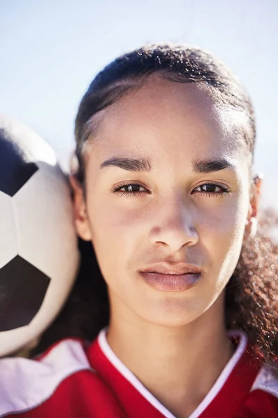 Σοβαρό Θηλυκό Και Νεαρό Αθλητή Ποδοσφαίρου Ένα Ποδόσφαιρο Έτοιμο Για — Φωτογραφία Αρχείου