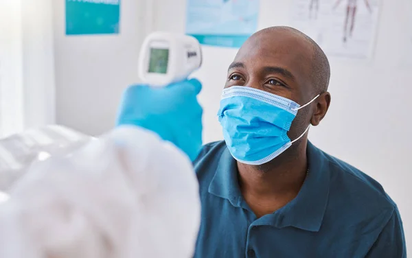 Man Doing Covid Temperature Check Medical Doctor Checking Fever Checkup — Stockfoto