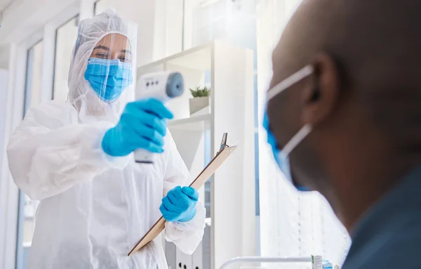 Healthcare Worker Checking Temperature Male Covid Patient Safety Virus Pandemic — Zdjęcie stockowe