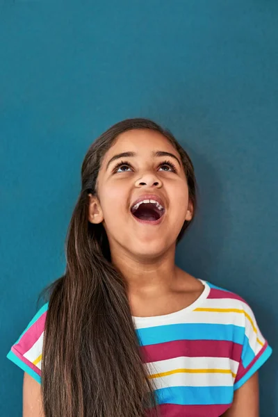 Бути Дитиною Завжди Весело Студійний Знімок Чарівної Дівчинки Яка Виглядає — стокове фото
