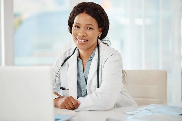 African Medical Doctor Working Hospital Planning Laptop Sitting Desk Office — Stockfoto