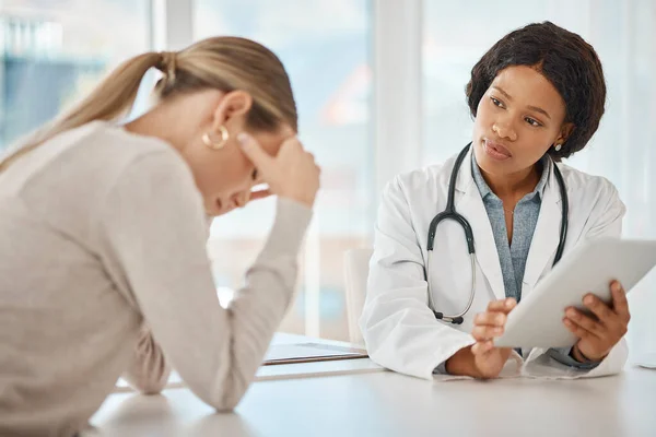 Supporting Consoling Comforting Patient Doctor Consulting Woman Hospital Medical Appointment — Foto Stock